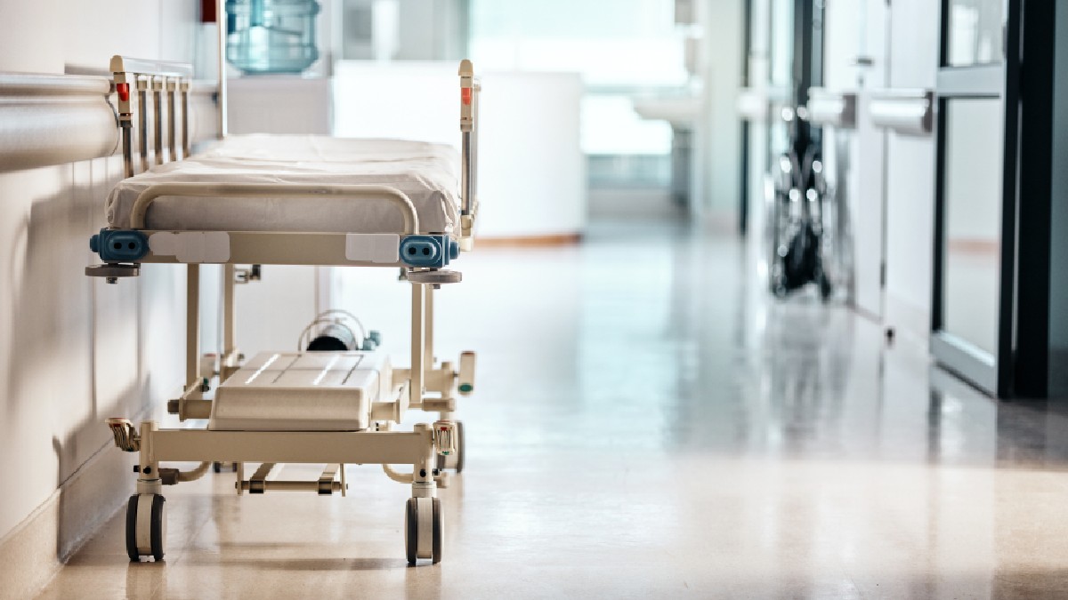 Un pat pe holul unui spital