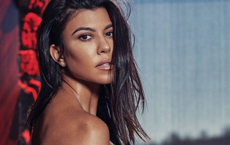 FOTO | Kourtney Kardashian, pe urmele surorii ei, Kendall Jenner. S-a dezbrăcat și a ieșit afară, la zăpadă