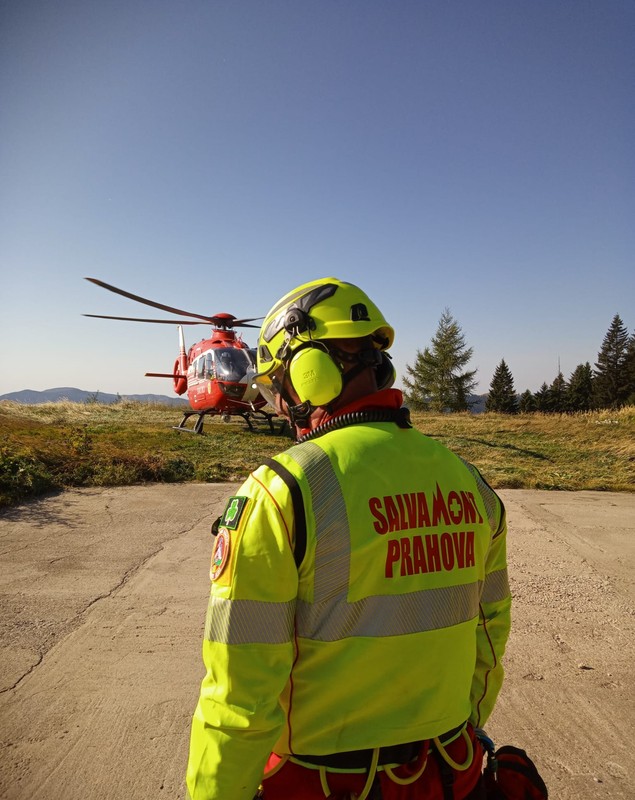 Doi turiști care au rămas blocați în Bucegi, recuperați de salvamontişti cu elicopterul | FOTO