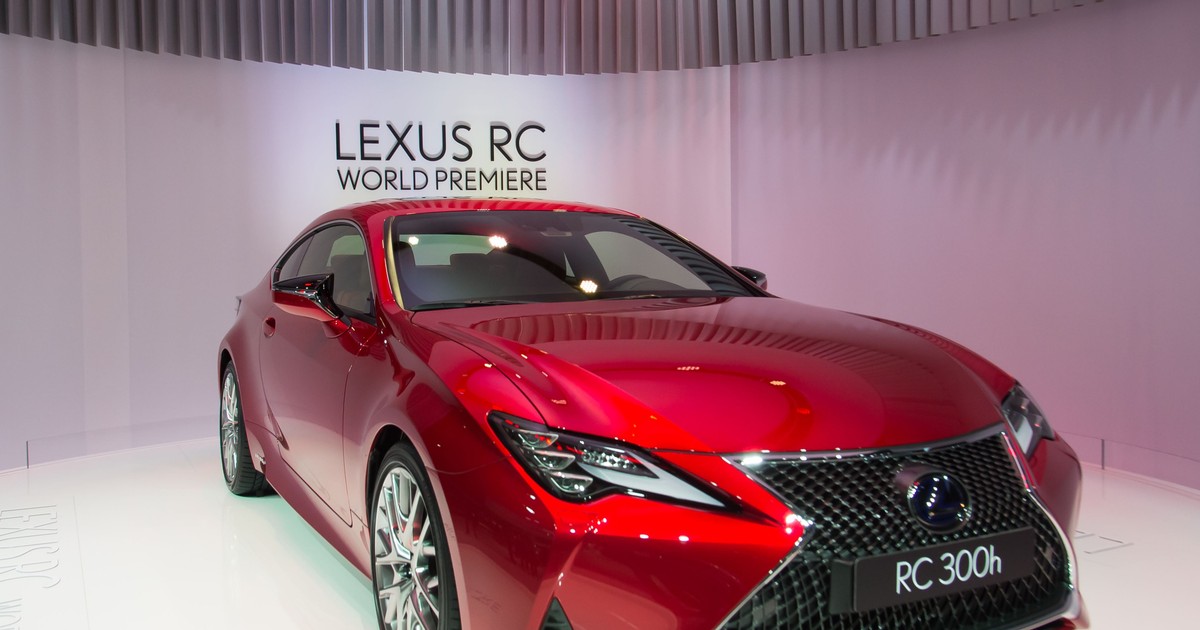 Mașinile Lexus, cele mai fiabile din lume. Autoturism Lexus RC 300H roșu, la Salonul Auto de la Paris