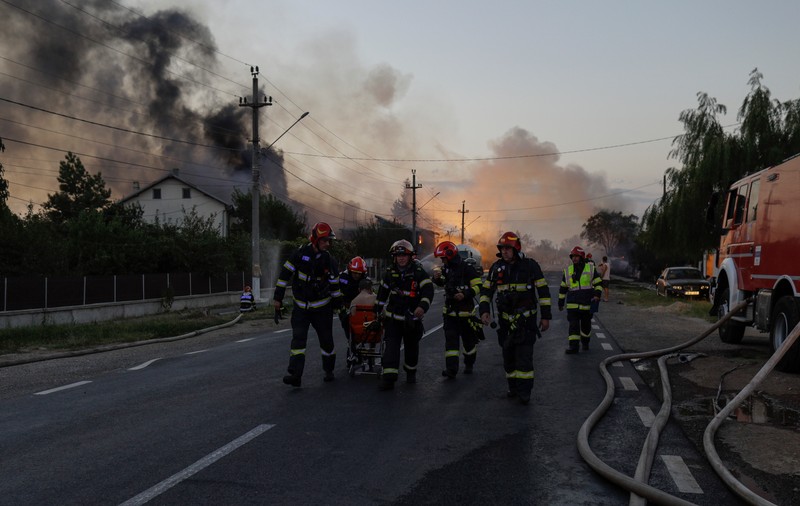 „Fumul se îndreaptă spre Capitală”. Locuitorii, îndemnați să-și închidă geamurile, după exploziile de la Crevedia