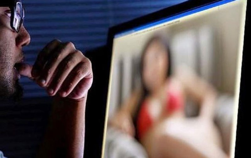 Tânără din Argeș șantajată cu fotografii indecente pentru 2.500 de euro