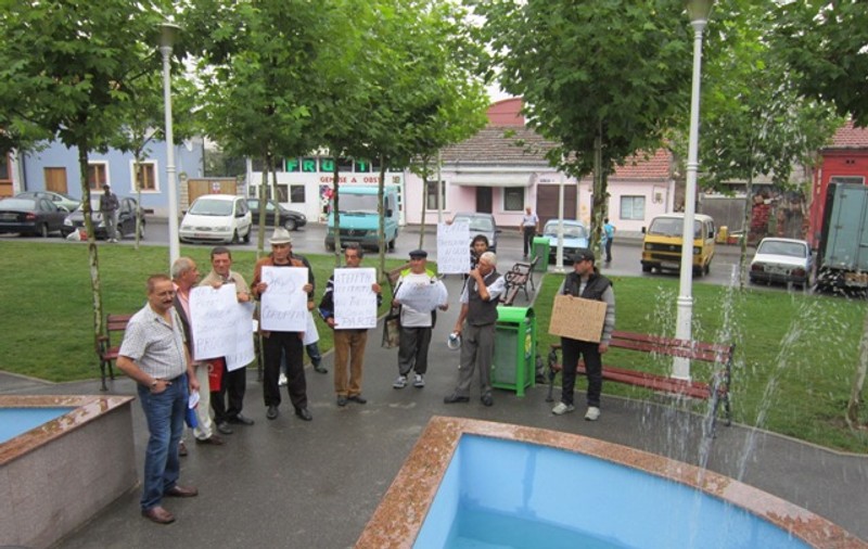 Nu o să-ţi vină să crezi unde i-a trimis Primăria să protesteze pe locuitorii nemulţumiţi de activitate IPJ Mehedinţi!
