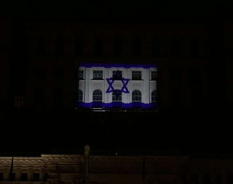 Steagul Israelului, proiectat în semn de solidaritate pe faţada Palatului Parlamentului