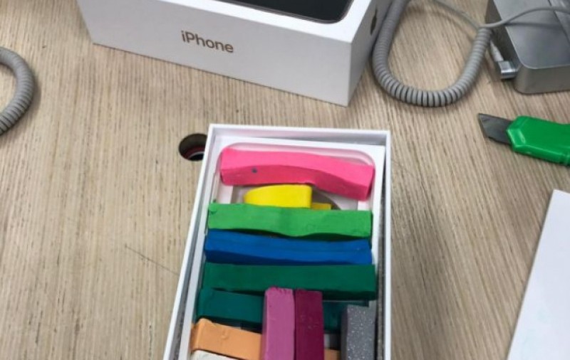 Cum ajung românii să cumpere plastilină în loc de iPhone, deși plasează comenzi la magazine de profil. Veriga slabă de pe traseul magazin-client