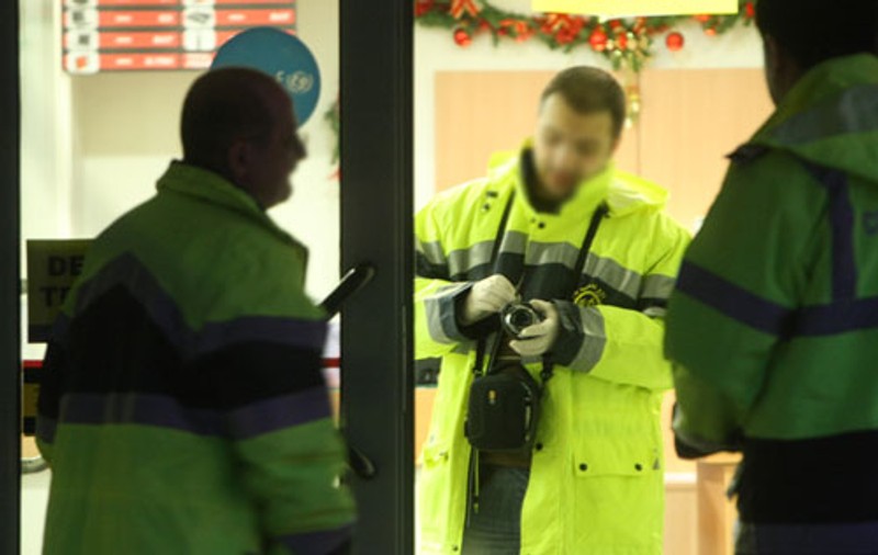 Un individ înarmat cu un cuţit a jefuit o bancă din Bucureşti