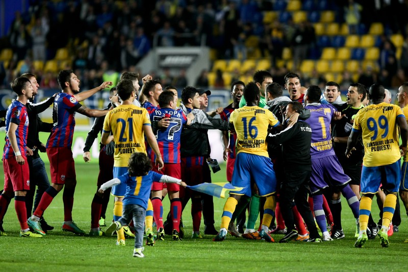 imagine din timpul meciului Petrolul - Steaua FOTO: Gabriel Pătruţ