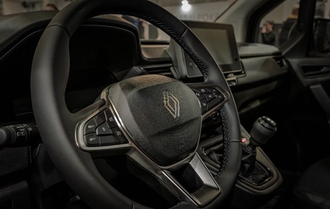 Vedere interioară a unui volan Renault cu logo-ul companiei