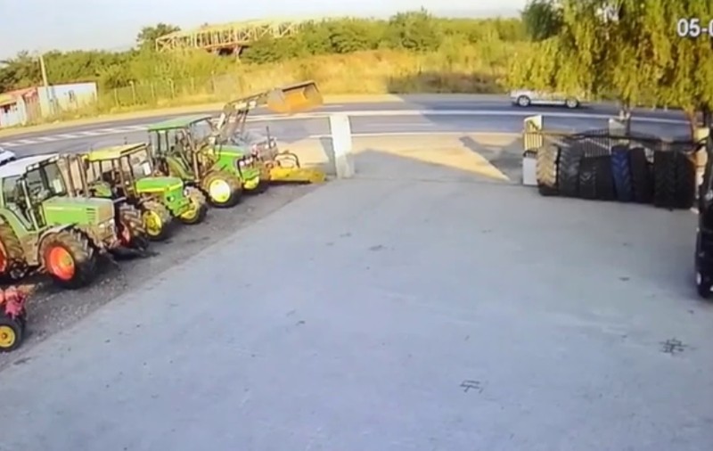 Tir scăpat de sub control la Buzău! Două persoane au fost grav rănite