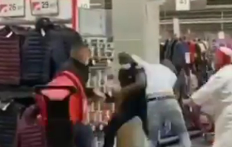 VIDEO | Doi români, bătaie cu agenții de pază dintr-un supermarket din Italia, după ce li s-a cerut să poarte mască
