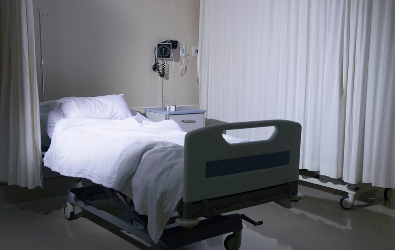 Un șofer român de TIR a ajuns la spital, bătut de o femeie care l-a trezit din somn, într-o parcare din Austria