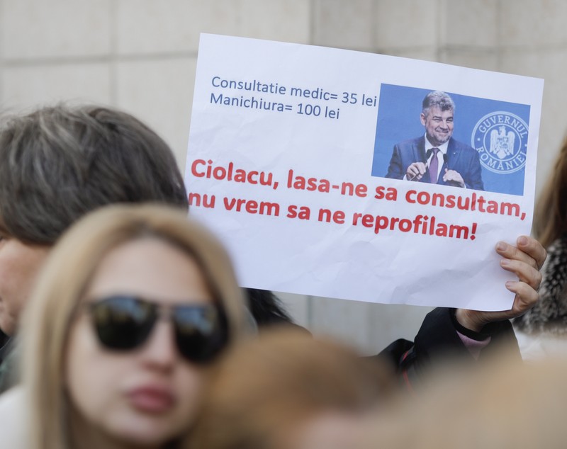 Protest al medicilor de familie, în faţa Casei Naţionale de Asigurări de Sănătate: „Ciolacu, lasă-ne să consultăm, nu vrem să ne reprofilăm”