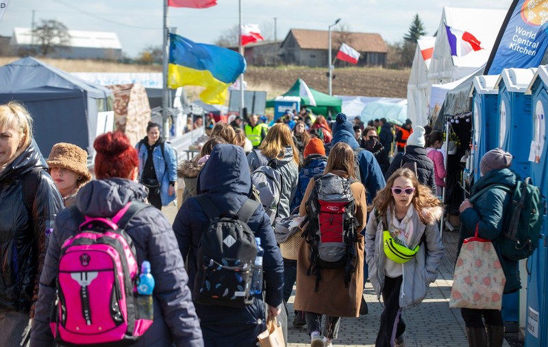 Cum pot fi integrați 2,7 milioane de oameni? Provocările cu care se confruntă Polonia, țara care a primit cei mai mulți refugiați ucraineni