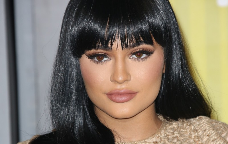 Kylie Jenner nu lasă niciun make-up artist să-i atingă buzele