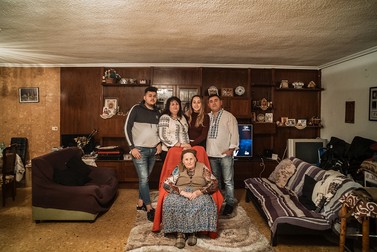 Daniel, Monica, Melisa și Florin Rezban împreună cu bunica Susana în apartamentul familiei din Castellón de la Plana