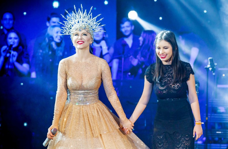 Loredana e foarte mândră de Elena. Fiica ei și soțul, Andrei Boncea, sunt primii care o îmbrățișează pe cântăreață de ziua ei și îi fac urări