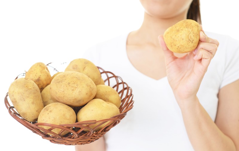 Natural și eficient. Alungă gândacii de bucătărie cu ”o gustare” din cartofi fierţi!