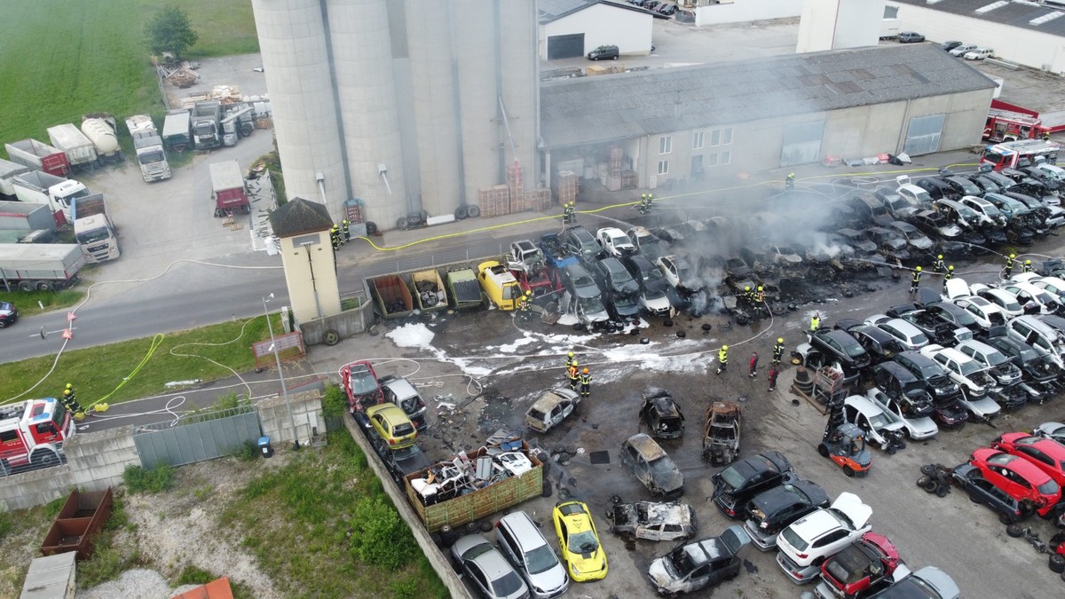 Poză de la centrul de reciclare din Austria, unde 55 de mașini au luat foc