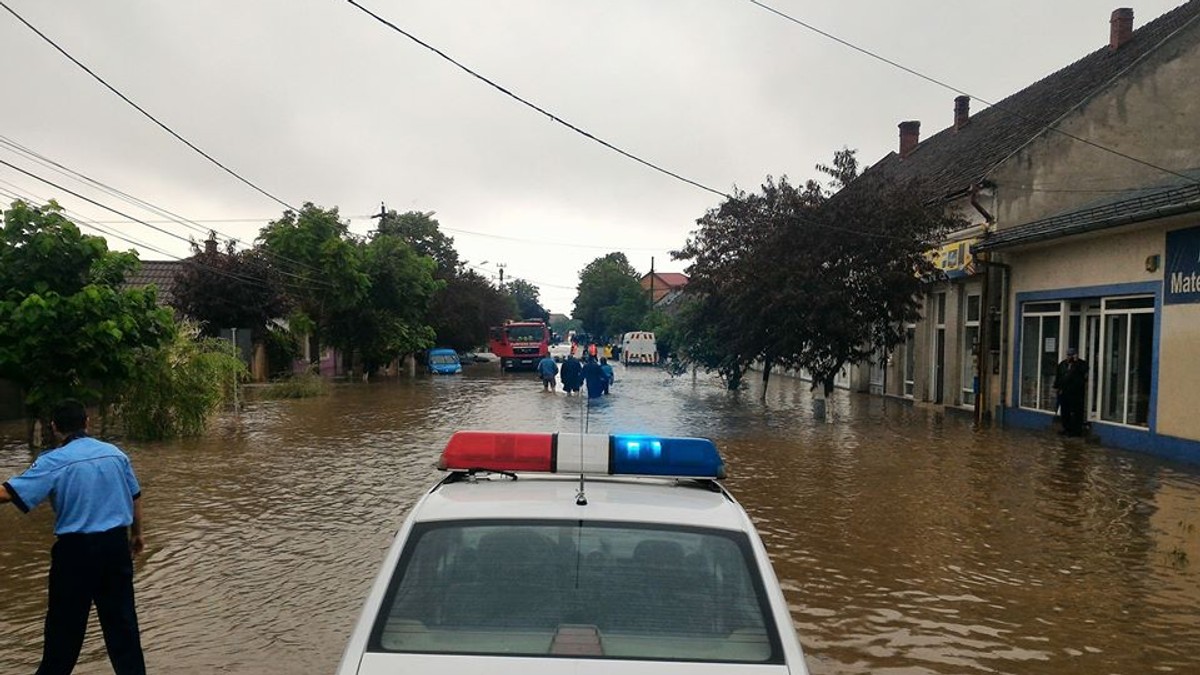 Microbuz luat de viitură în județul Tulcea