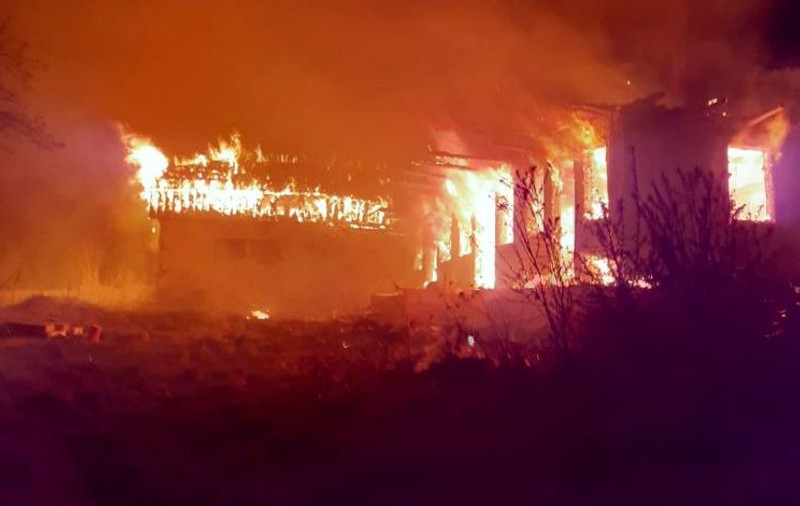 O bătrână a fost mistuită de flăcări în casă. Avea lumină doar de la o lumânare, care i-a adus sfârșitul