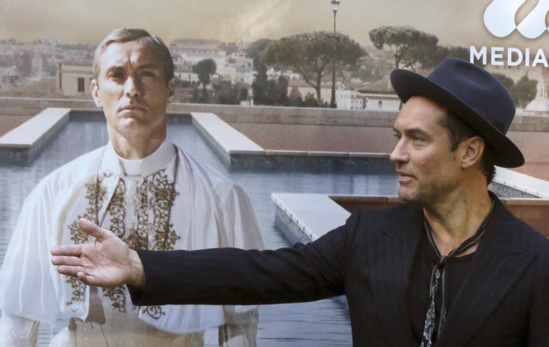 Jude Law va deveni din nou tată. ”Tânărul Papă” mai are cinci copii