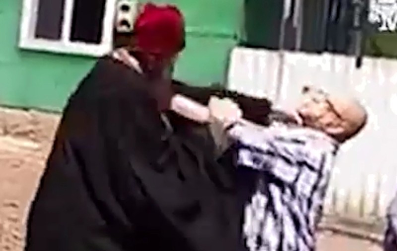 VIDEO | Un preot a sărit la bătaie cu enoriașii în timpul unei înmormântări! „Filmați, mă!”
