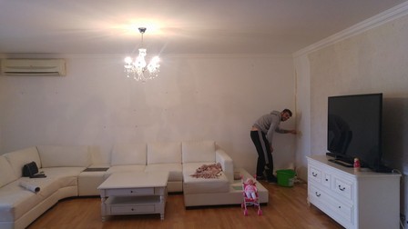 Oana Roman isi renoveaza apartamentul. Marius Elisei s-a apucat de zugravit