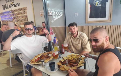 Cât costă o friptură uriașă cu garnitură, un desert și o halbă de bere bonus, în Benidorm: „Superafacere!” | VIDEO