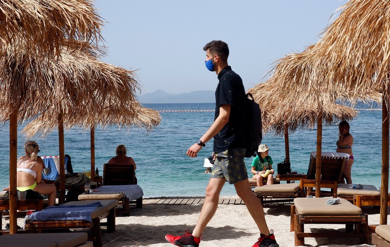 Masca nu va mai fi obligatorie în aer liber în Grecia, începând de joi