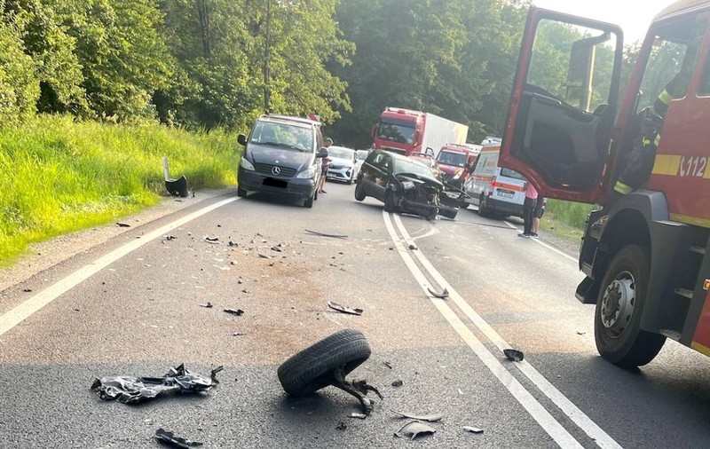 Traficul a fost complet blocat pe DN 1, între Sibiu şi Brașov, după un accident rutier grav în care au fost implicate cinci persoane