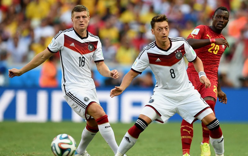 ”Dacă Low e curajos şi nu mai vrea să jucăm în zece, să-l scoată pe Ozil din echipă! Ar fi un mare pas spre titlul mondial” - Paul Breitner, fost internaţional german