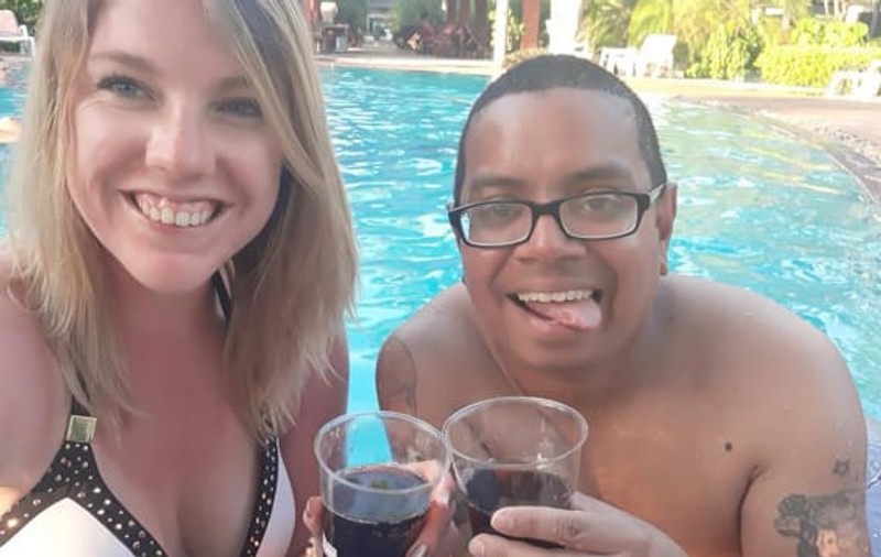 Un mesaj pe Facebook le-a salvat viața. Doi turiști care au suferit un accident în Bali au avut ideea genială de a se folosi de rețelele sociale pentru a alerta autoritățile