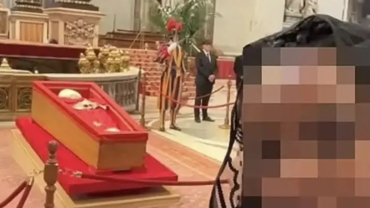 o tânără își face selfie cu sicriul deschis al Papei Franciic