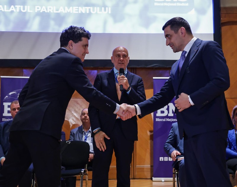 George Simion și Nicușor Dan s-au întâlnit prima dată după turul 1 al alegerilor prezidențiale și au stat unul lângă altul la Congresul BNS