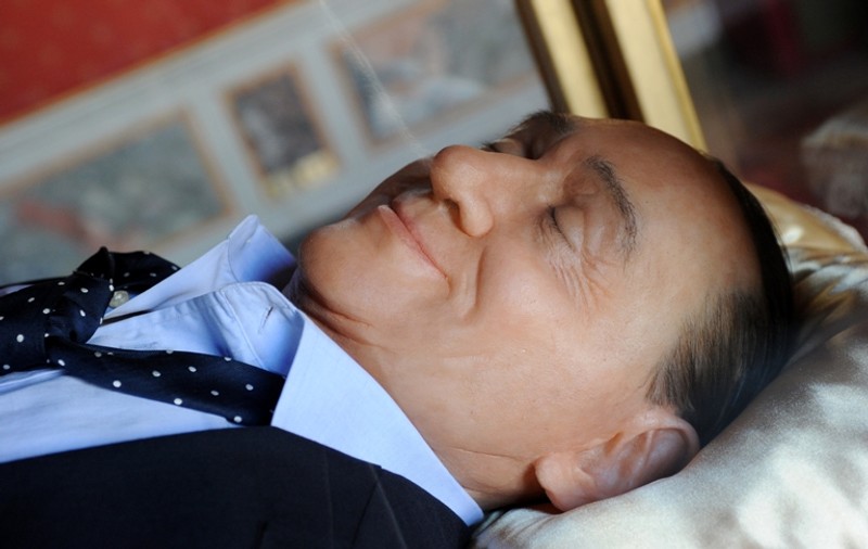 "BERLUSCONI MORT", întins pe catafalc - imaginea care a ŞOCAT azi lumea | FOTO