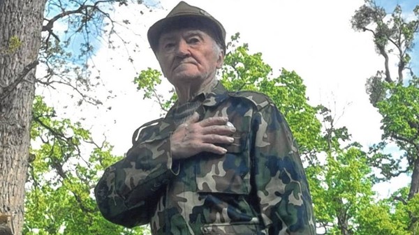 Iosif Derzsi, sibianul de 91 de ani care a cărat pământ cu Trabantul și transformat o grădină într-o școală
