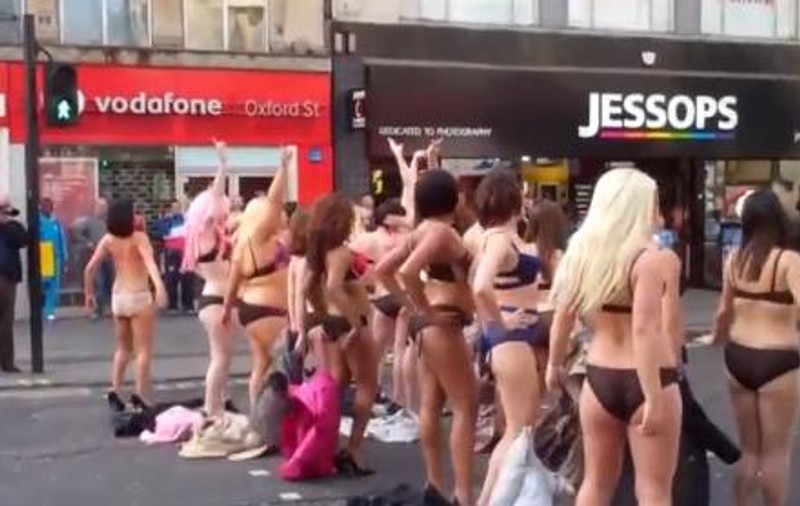 V-ar plăcea să vedeți asta și în București? Uite cum au mers în chiloți, pe străzile din Londra | VIDEO