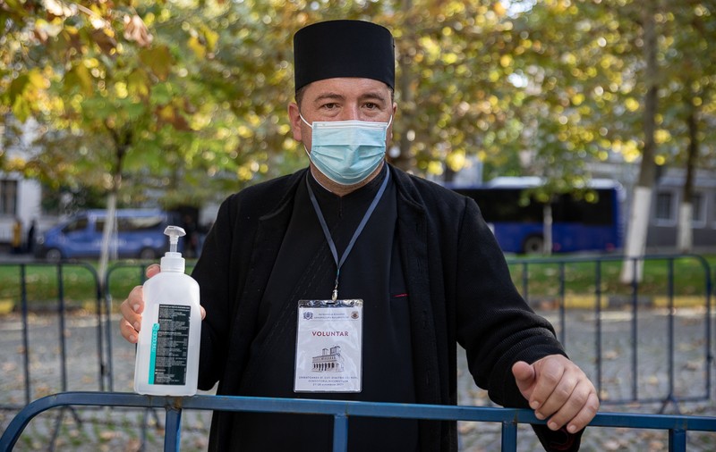 FOTO. Pelerinaj cu măști, dezinfectant și distanțare la Patriarhie de sărbătoarea Sfântului Dumitru