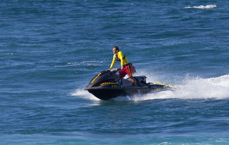 Doi tineri aflați pe o saltea gonflabilă, loviți în plin de un jetski, la Eforie Nord. Unul dintre ei e în stare gravă