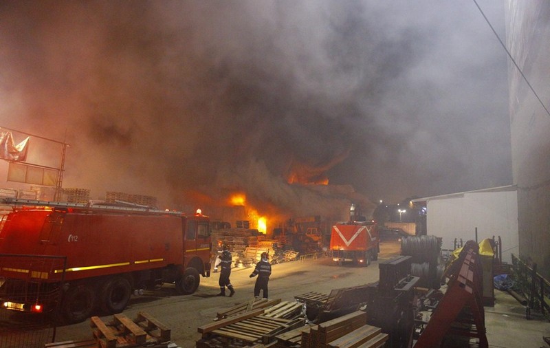 Incendiul la un depozit de pe șoseaua Fundeni din București a fost stins. Locuitorii, avertizați prin Ro-Alert