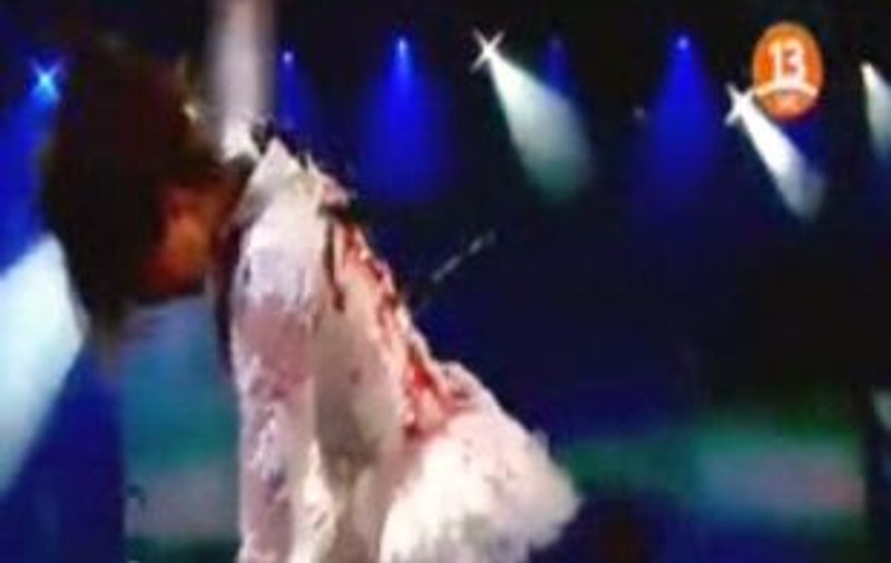 Video / Anahi, "înjunghiată" în timpul unui concert