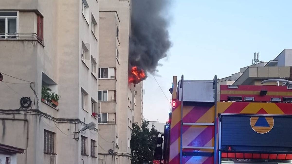 Imagine cu flăcările care mistuie un apartament dintr-un bloc de 10 etaje din Baia Mare. O autospecială este văzută la fața locului, iar fumul negru se ridică la cer