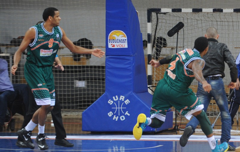Un spectator a intrat pe teren, în timpul meciului Buducnost - Banvit. Ce a urmat este incredibil / VIDEO