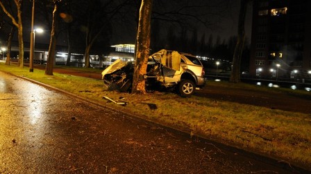 Mașina a fost distrusă în copac. Foto: RTL Nieuws