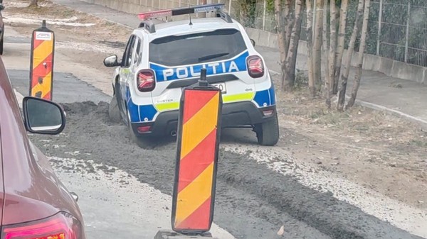 Mașină de poliție, blocată în beton, la Brașov. Sursă foto: Facebook /Poliția Brașov.