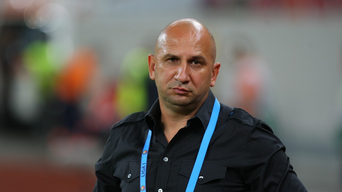 Vasile Miriuță, antrenorul lui CFR Cluj, a fost suspendat două meciuri. FOTO: Alex Dobre)