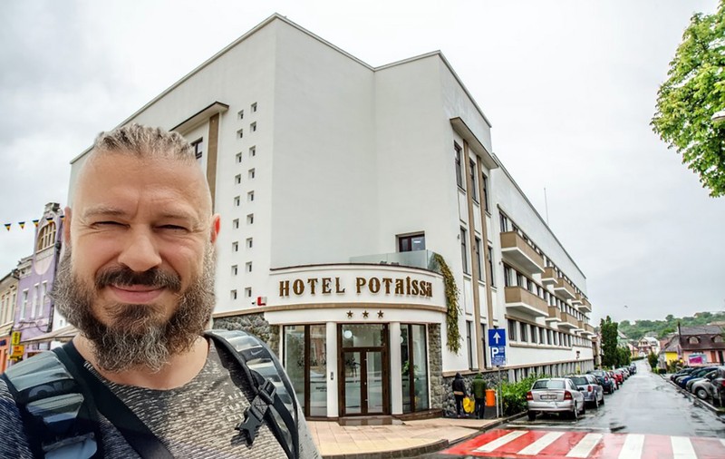 Hotelul unei primării din Transilvania, scos la licitație de un afacerist îmbogățit din bitcoin. Clădirea este considerată „bun de importanță strategică”
