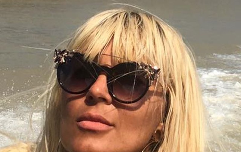 Elena Udrea a atrans toate privirile în vacanţă. S-a pozat până şi în cimitir | GALERIE FOTO