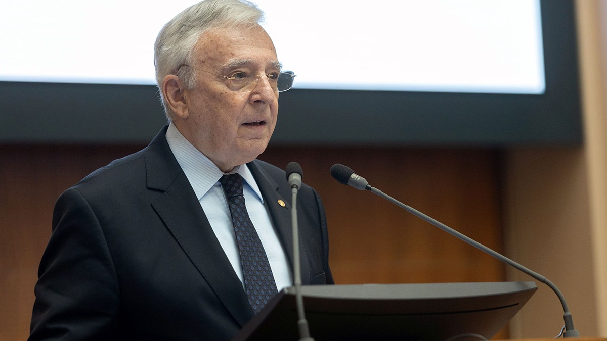 Guvernatorul Băncii Naționale a României (BNR), Mugur Isărescu, vorbește la o conferință de presă, la sediul BNR din București