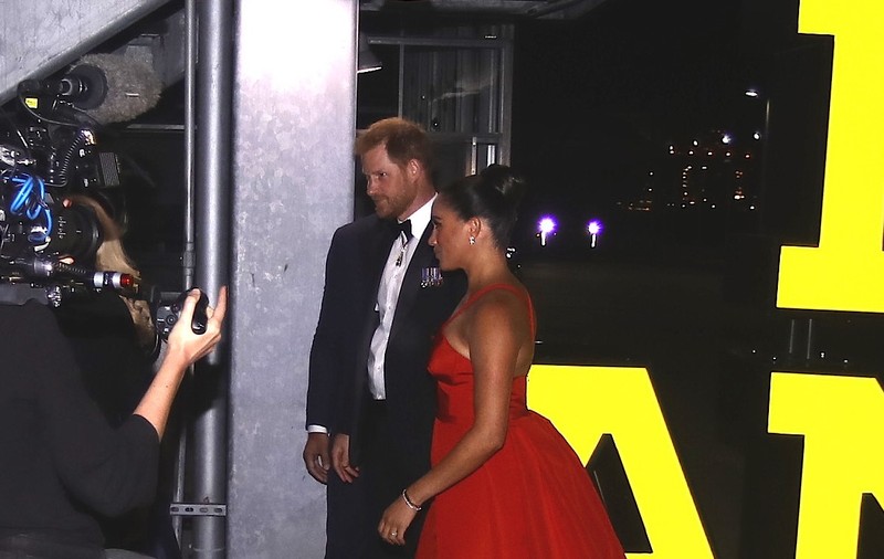 Meghan Markle, într-o rochie foarte decoltată și cu crăpătură pe picior. În Marea Britanie nu îndrăznea să se îmbrace așa